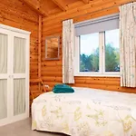 Teal - Nordic Log With Private Hot Tub * Selby