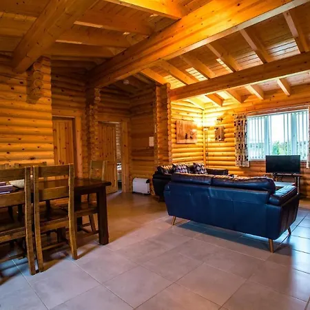 Teal - Nordic Log With Private Hot Tub * Selby