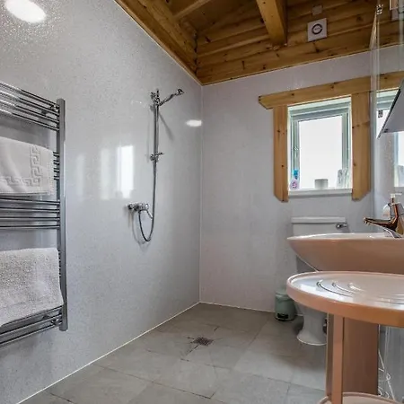 Teal - Nordic Log With Private Hot Tub