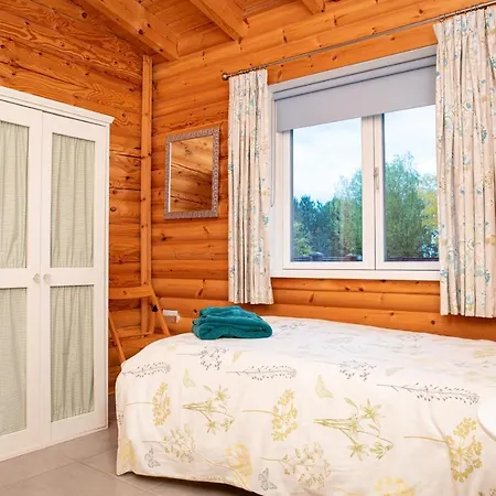 Teal - Nordic Log With Private Hot Tub * Selby