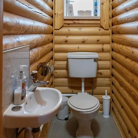 Dom wakacyjny Teal - Nordic Log With Private Hot Tub Selby