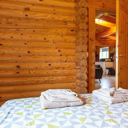 Teal - Nordic Log With Private Hot Tub Selby