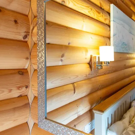 Teal - Nordic Log With Private Hot Tub