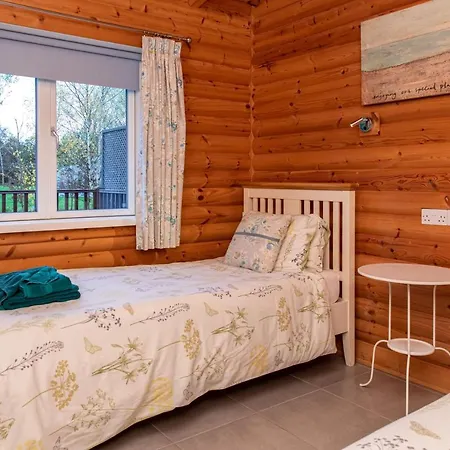 Teal - Nordic Log With Private Hot Tub Selby