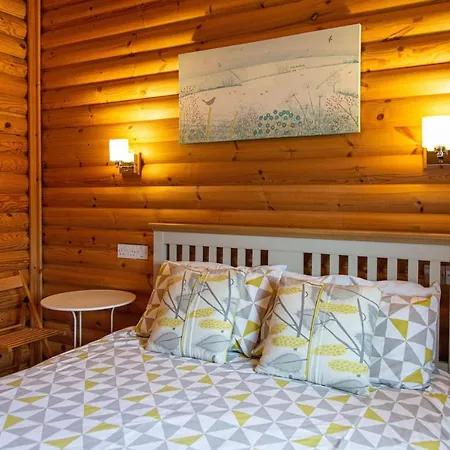 Dom wakacyjny Teal - Nordic Log With Private Hot Tub Selby